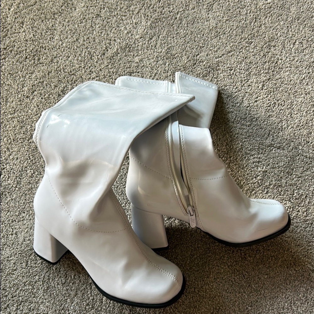 Ellie White Heeled Boots with Slouchy Design